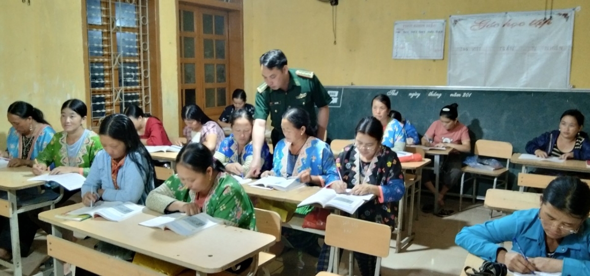Lớp xóa mù chữ của thầy Thoại không chỉ giúp người dân biết đọc, biết viết, mà còn thay đổi nhận thức, đẩy lùi những hủ tục lạc hậu, phát triển kinh tế gia đình