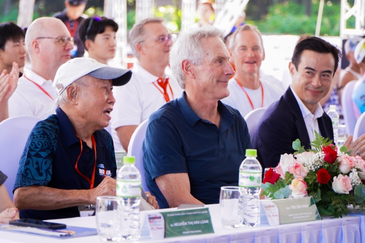 Hai huyền thoại IRONMAN thế giới góp mặt tại BIM Group IRONMAN 70.3 Phu Quoc (từ trái qua): ông Yee Sze Mun, ông Mark Allen. Hai người sẽ chia sẻ kinh nghiệm và truyền cảm hứng cho cộng đồng tại giải  