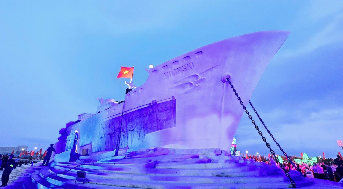 Tượng đài kỷ niệm chuyến tàu tập kết ra Bắc 1954 ở Cà Mau là di tích Quốc gia