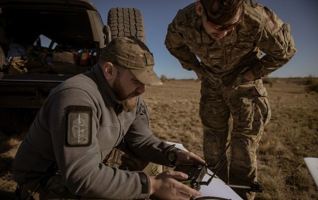 Lính Ukraine vận hành UAV. Ảnh: RBC-Ukraine.