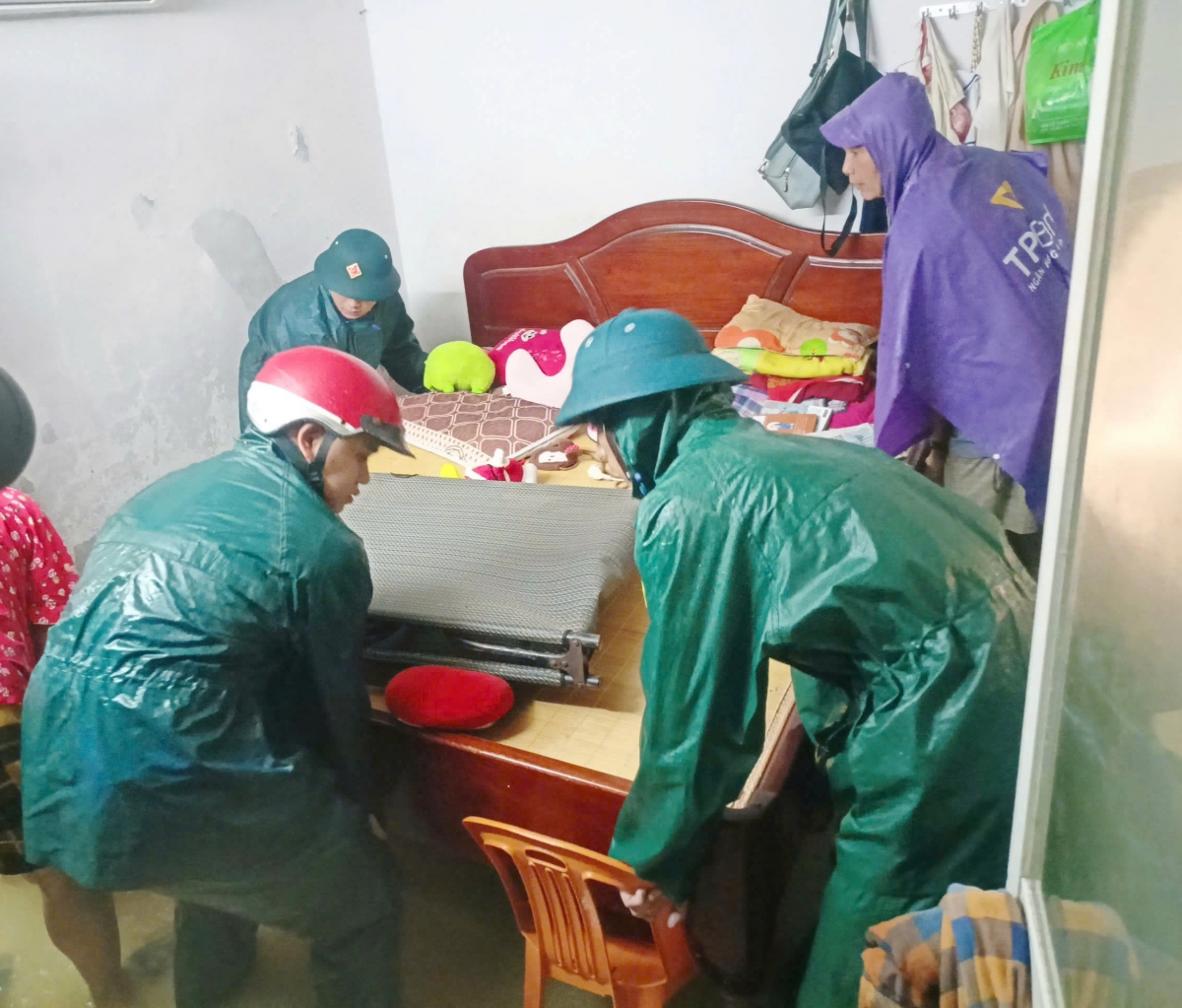 Lực lượng Quân khu 5 giúp dân di chuyển đồ đạc lên cao tránh ngập nước