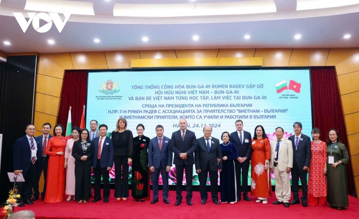 Upon arrival in Hanoi, President Radev meets with the Vietnam-Bulgaria Friendship Association and Vietnamese individuals who studied or worked in Bulgaria.