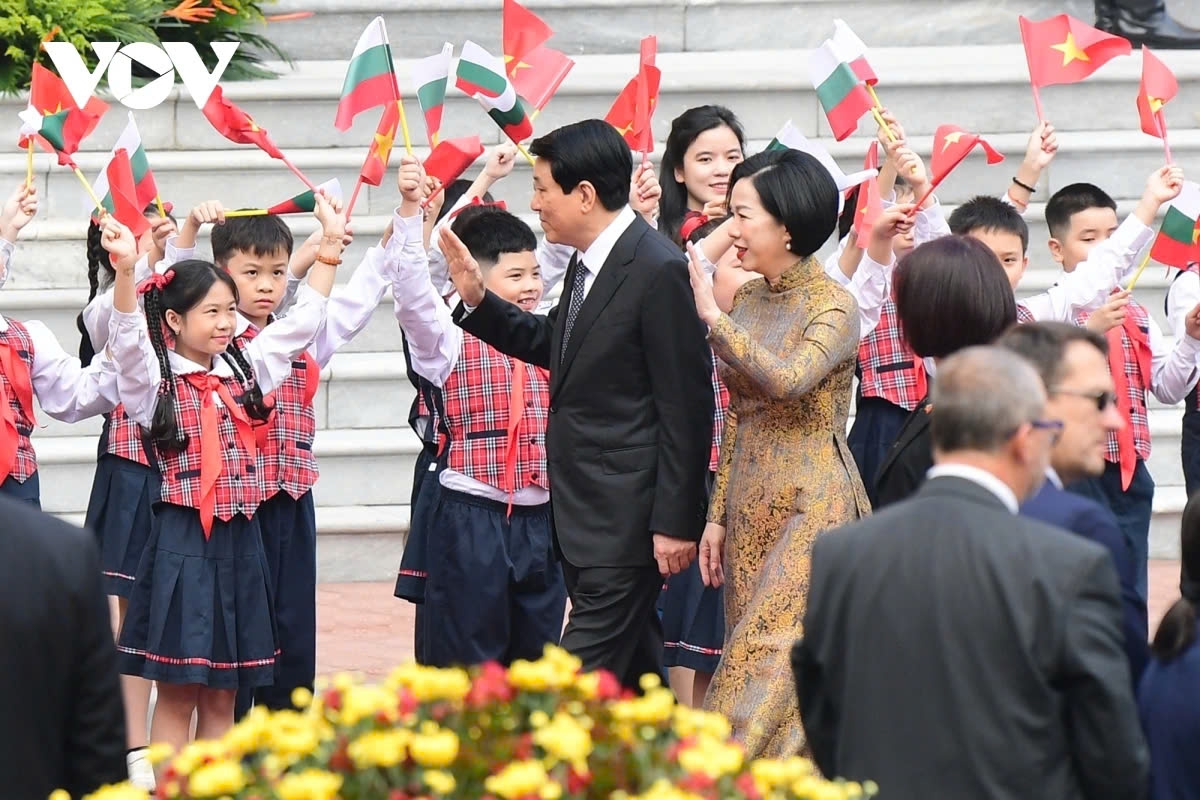 The visit takes place in the context of positive developments in Vietnam-Bulgaria relations across most areas. (In the photo, Vietnamese President Luong Cuong and his spouse wave at children standing along the road to the Presidential Palace at the welcoming ceremony).