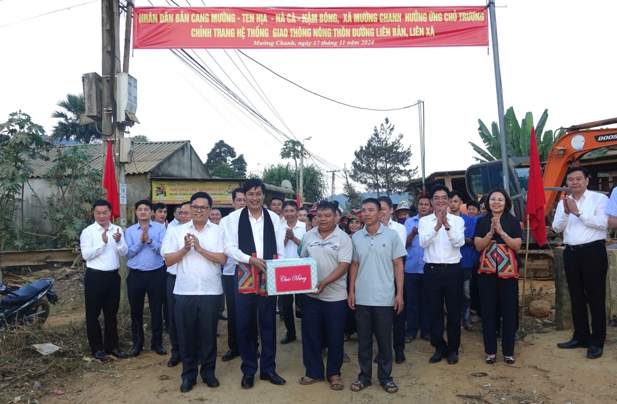 Ra quân mở rộng tuyến đường liên xã Mường Chanh, huyện Mai Sơn đến xã Bản Lầm, huyện Thuận Châu