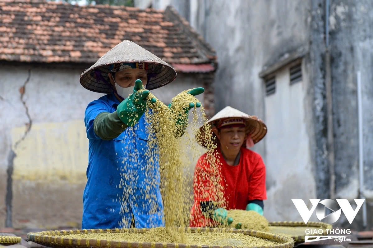 It is not only a condiment but also symbolizes abundance and prosperity. In many rituals and festivals, the paste is often offered to ancestors as a gift to pray for health and wealth.