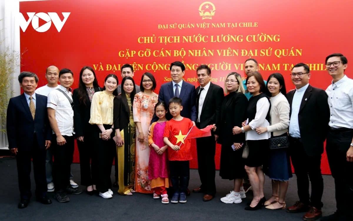 Upon arrival, President Luong Cuong meet with the staff of the Vietnamese Embassy and representatives of the Vietnamese community in Chile.