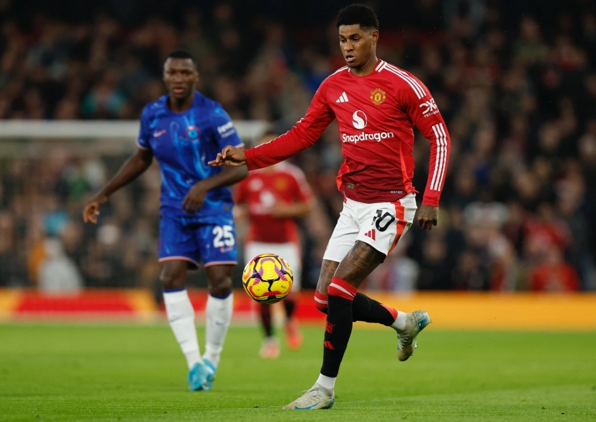 MU và Chelsea chơi đôi công quyết liệt ngay sau tiếng còi khai cuộc (Ảnh: Reuters)