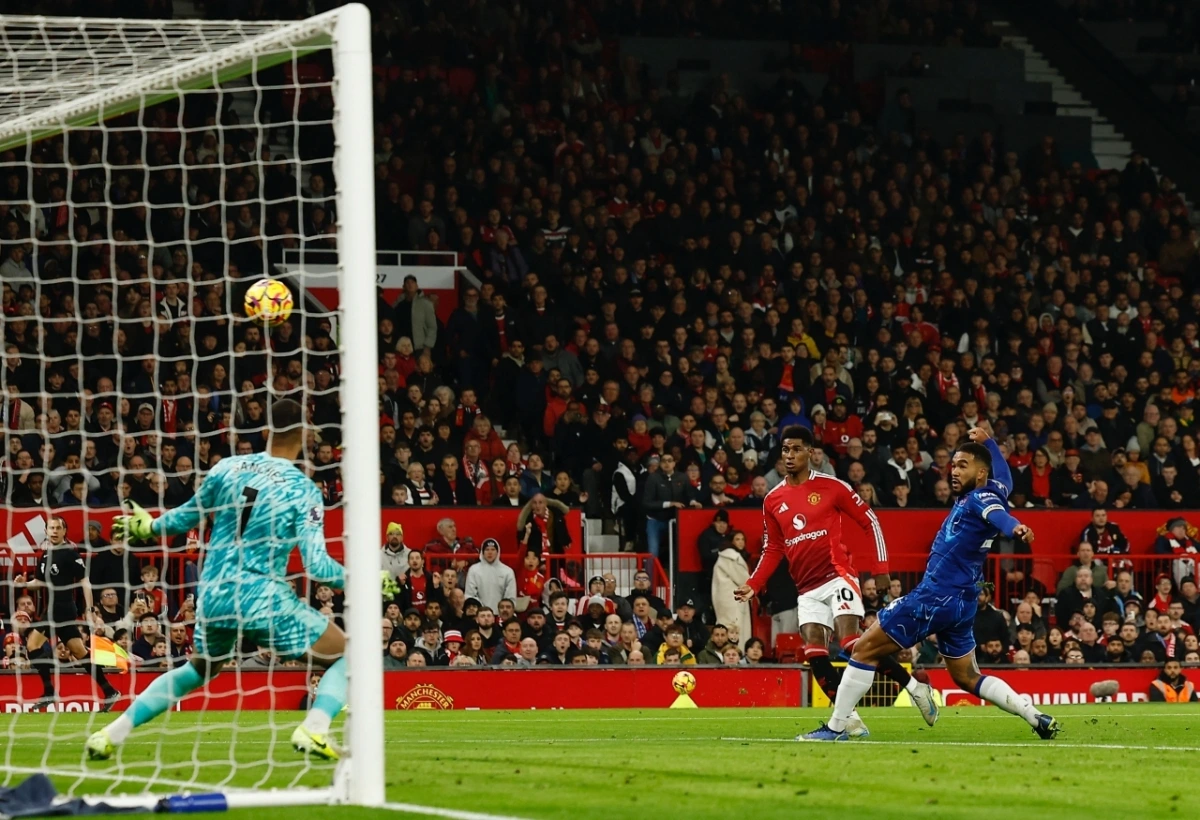 Pha bóng Rashford dứt điểm dội xà ngang khung thành Chelsea (Ảnh: Reuters)