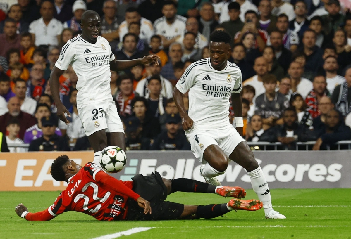 Vinicius đang khiến hàng thủ AC Milan gặp nhiều khó khăn (Ảnh: Reuters).