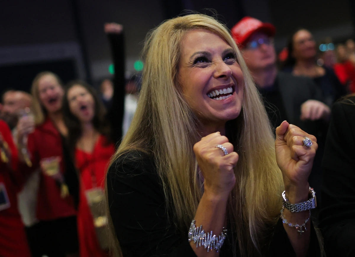 Một cử tri ủng hộ ông Trump ăn mừng chiến thắng tại bang Florida (Ảnh: Reuters)