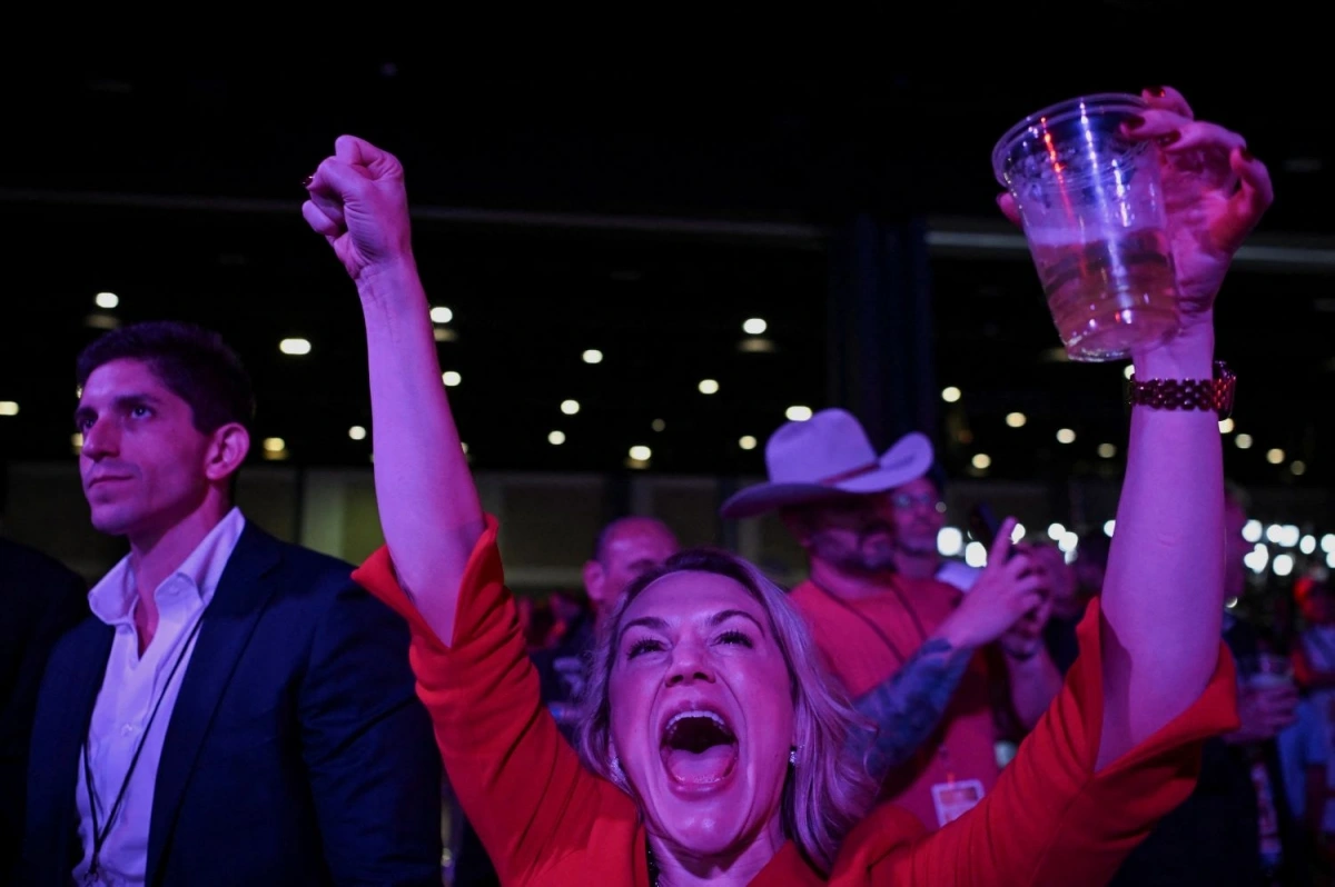 Tâm trạng trái ngược của người ủng hộ ông Trump và bà Harris (Ảnh: Reuters)