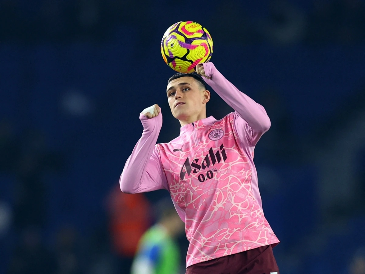 Các cầu thủ Man City khởi động trên sân Amex (Ảnh: Reuters)