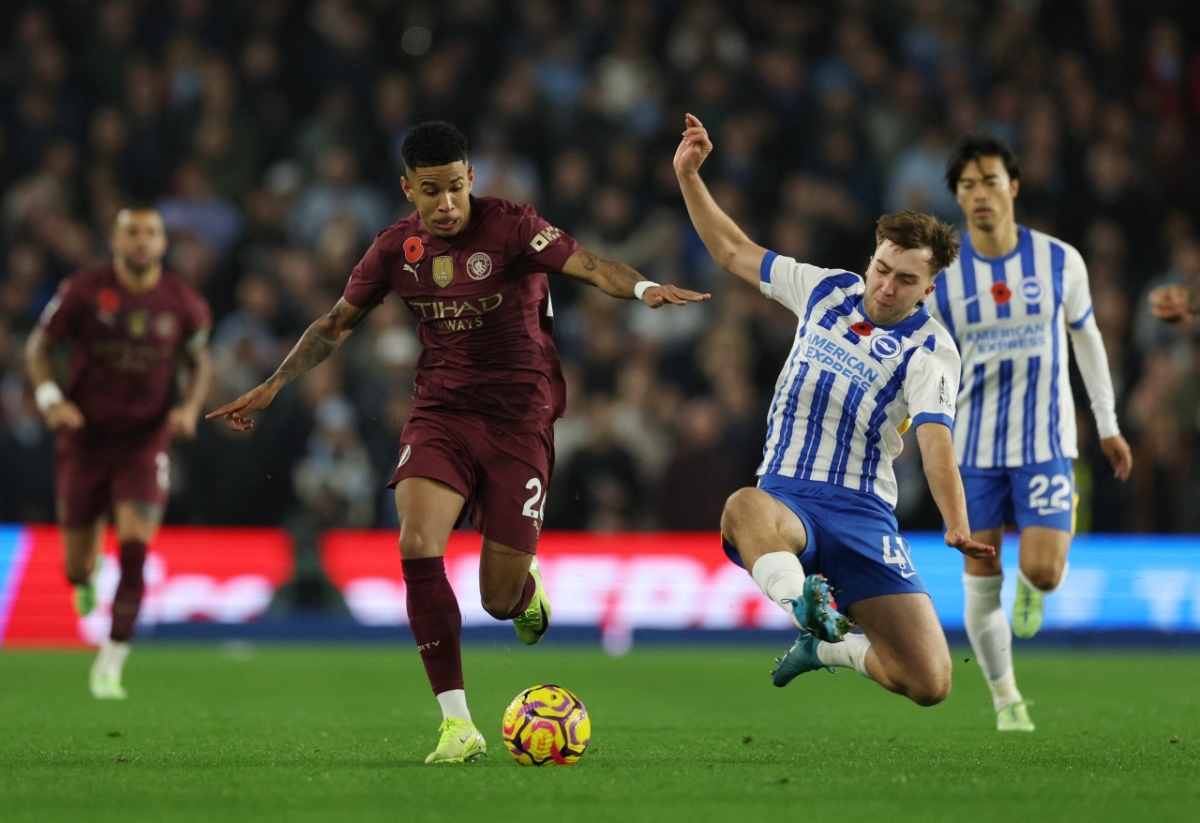 Man City đang dồn ép Brighton dù là đội khách (Ảnh: Reuters)