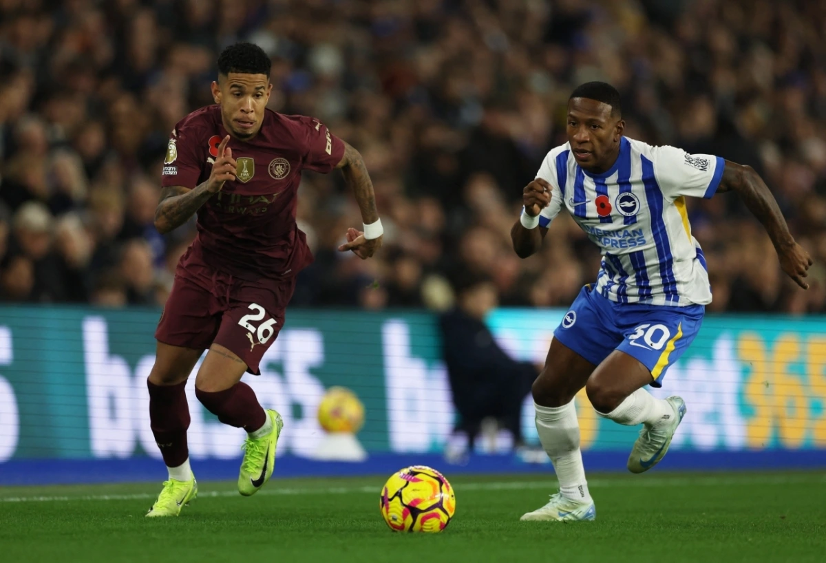 Man City gặp không ít khó khăn trước chủ nhà Brighton ở những phút cuối hiệp một (Ảnh: Reuters)