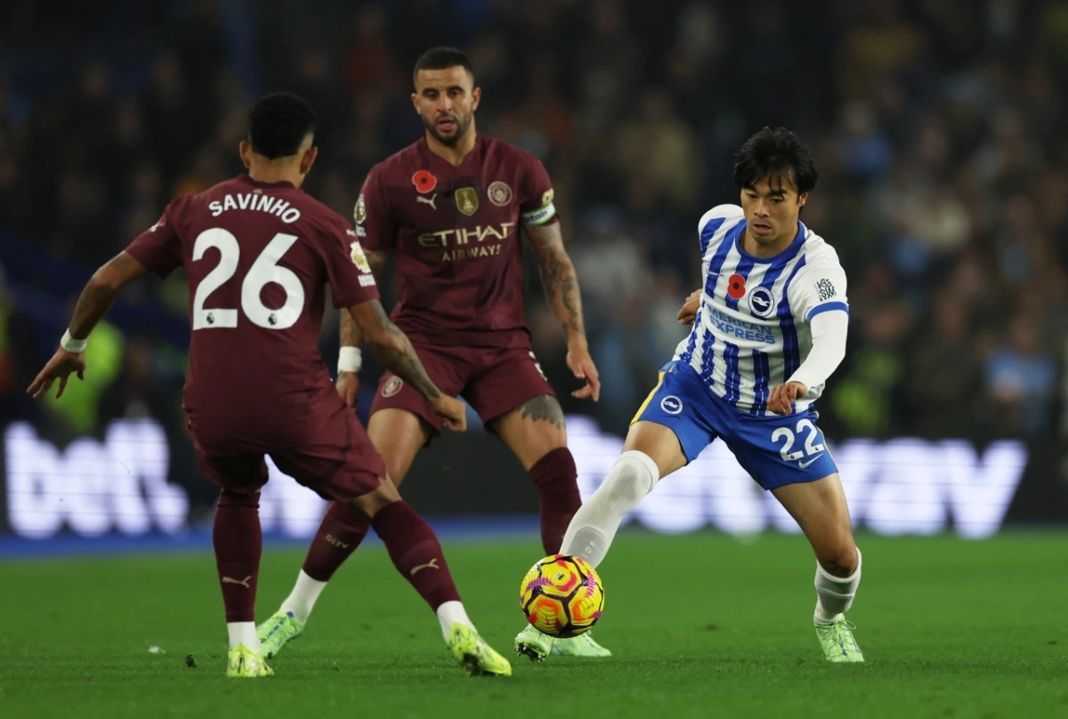 Brighton đẩy cao đội hình tìm kiếm bàn gỡ (Ảnh: Reuters)