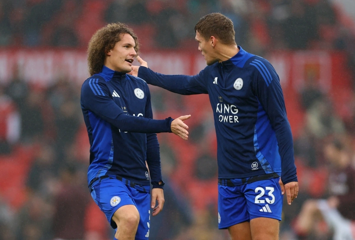Các cầu thủ Leicester khởi động trước giờ G (Ảnh: Reuters)