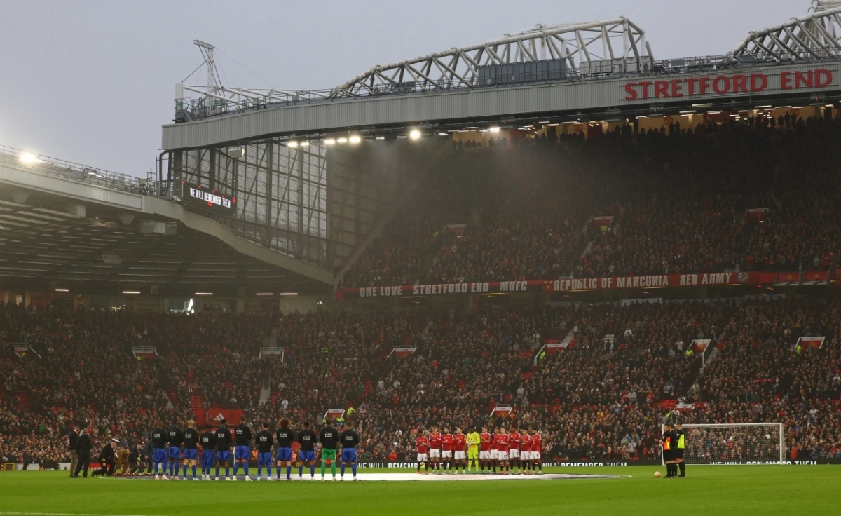 Một phút mặc niệm cả sân Old Trafford dành để mặc niệm những người đã ngã xuống trong Thế Chiến thứ hai (Ảnh: Reuters)