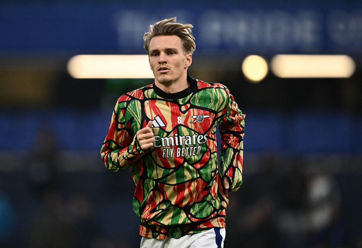 Các cầu thủ Arsenal khởi động trước giờ G (Ảnh: Reuters)