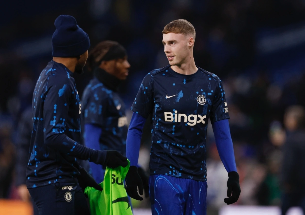 Cole Palmer cùng các cầu thủ Chelsea "warm up" trước trận (Ảnh: Reuters)