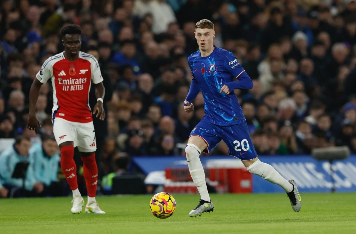 Cole Palmer thử thách tài năng của thủ môn David Raya ngay những phút đầu tiên của trận derby London (Ảnh: Reuters)