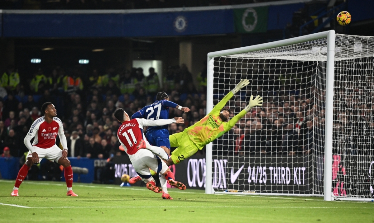 Trận derby London giữa Chelsea vs Arsenal đang diễn ra đôi công hấp dẫn (Ảnh: Reuters)