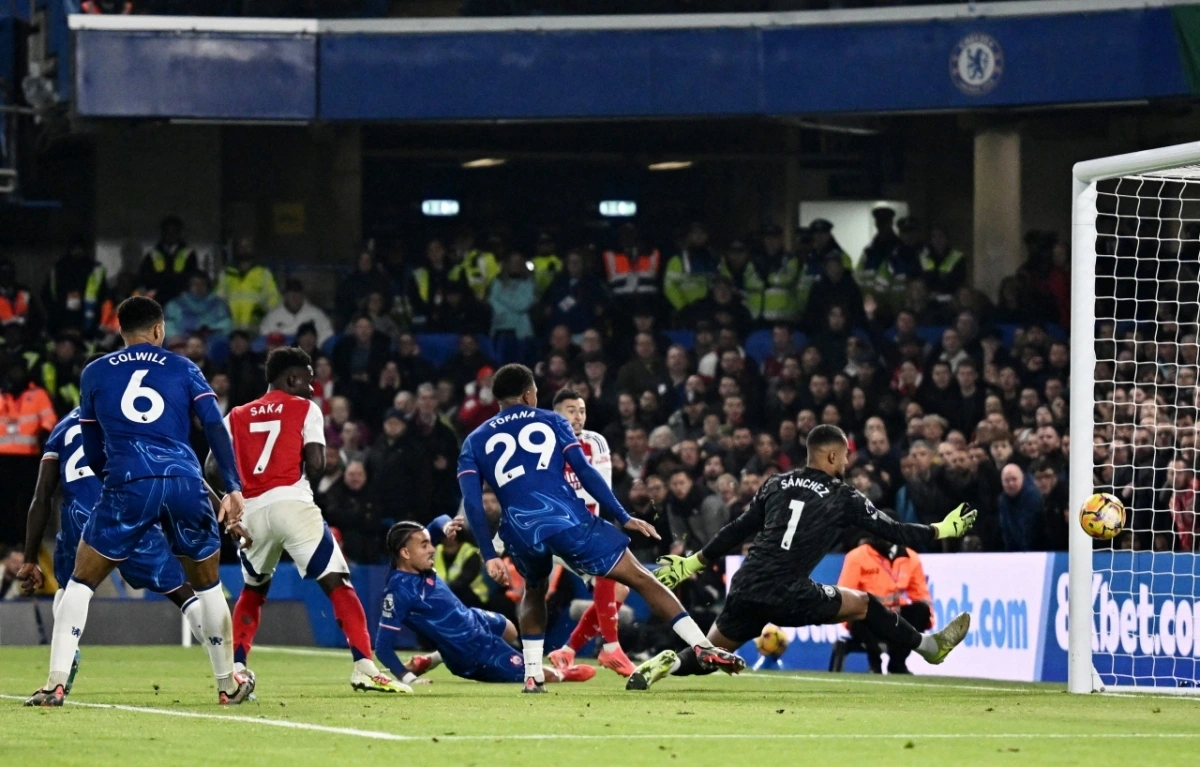 Martinelli mở tỷ số cho Arsenal từ góc hẹp (Ảnh: Reuters)