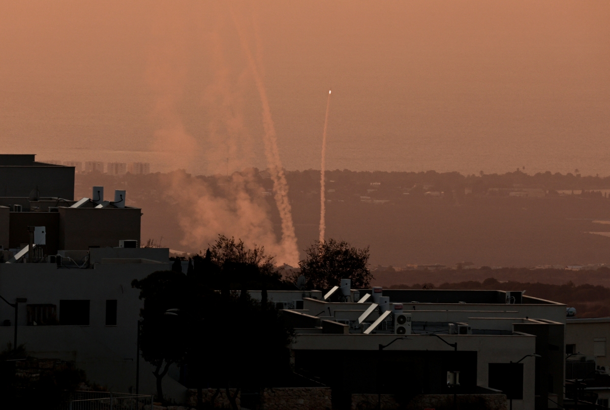 Hệ thống phòng thủ tên lửa Vòm Sắt của Israel đánh chặn tên lửa ở thành phố Nahariya, Israel. Ảnh: Reuters