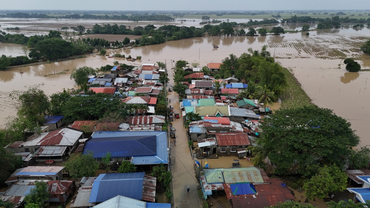Mưa bão gây ngập lụt ở Philippines. Ảnh: Reuters