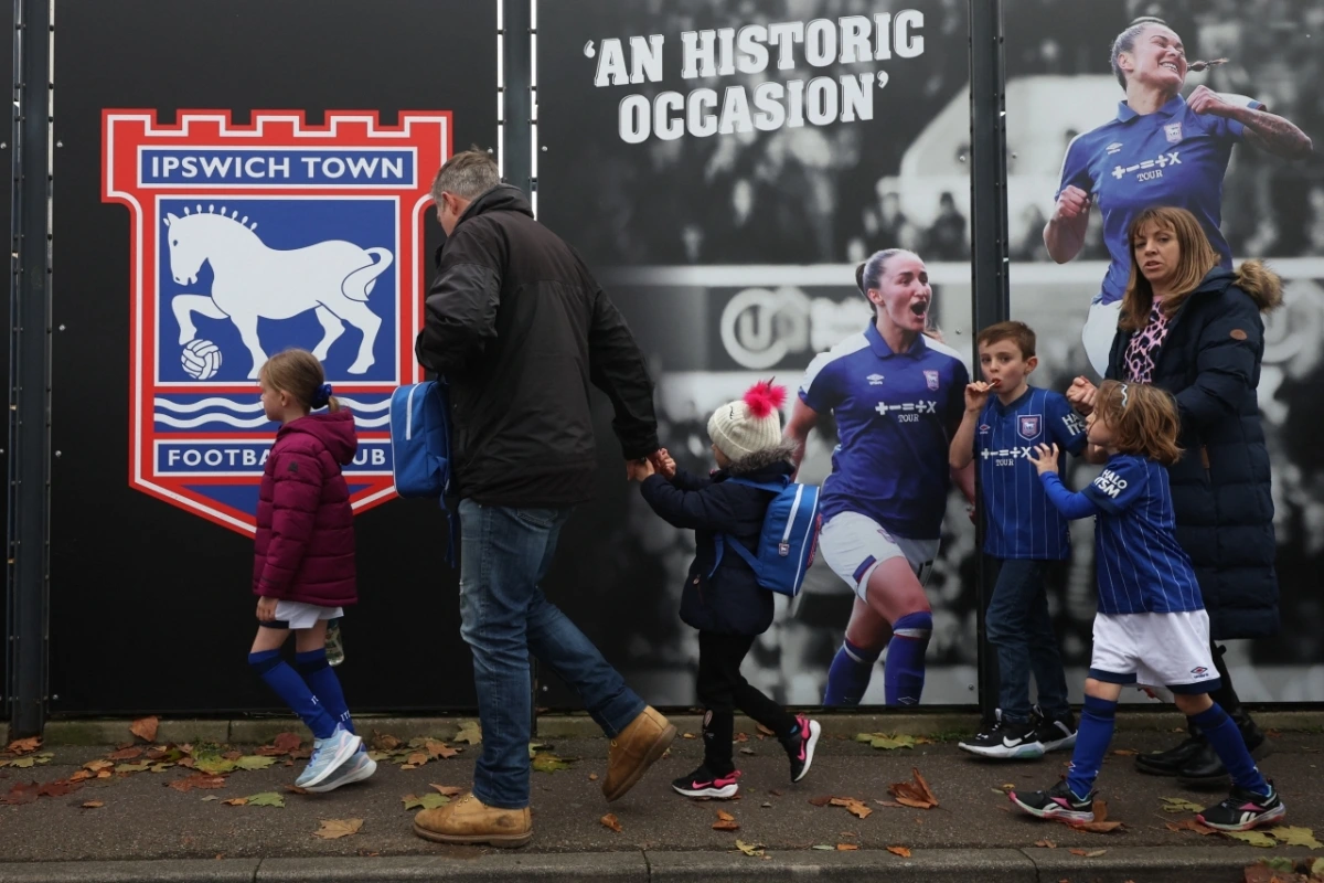 Các CĐV tới sân Portman Road từ rất sớm để đón chờ trận đấu Ipswich vs MU trong khuôn khổ vòng 12 Ngoại hạng Anh 2024/2025 (Ảnh: Reuters)