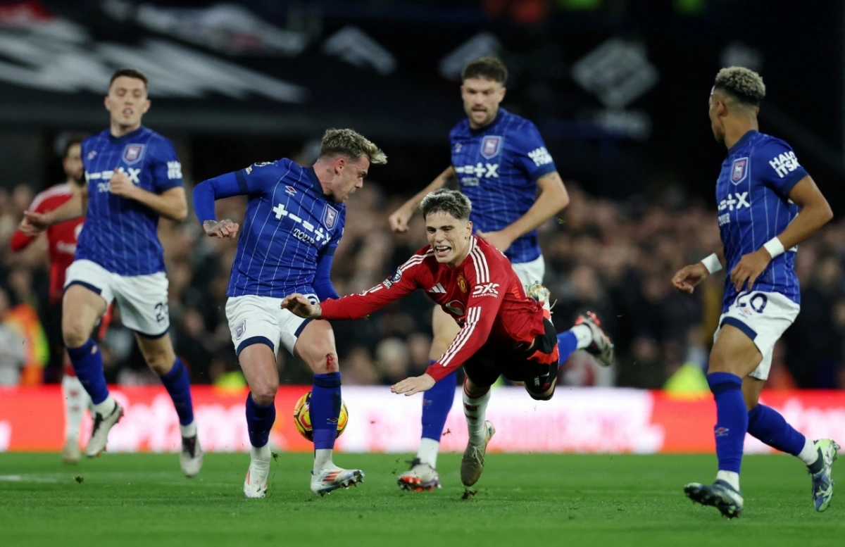 MU đang chơi chủ động trước Ipswich (Ảnh: Reuters)