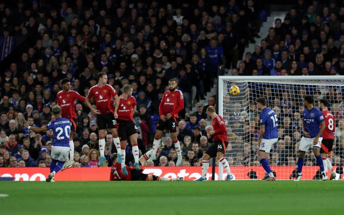 Hutchison và Delap đang là điểm sáng trên hàng công Ipswich kể từ đầu trận (Ảnh: Reuters)