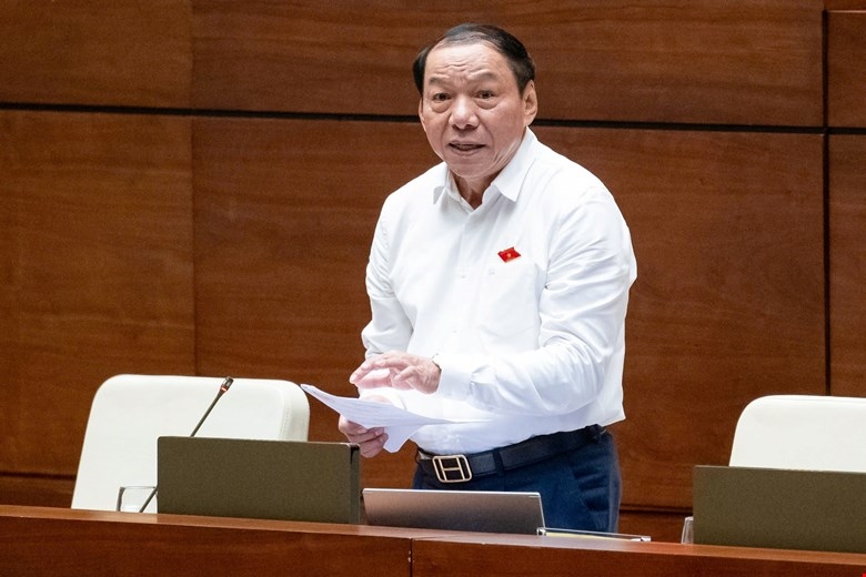Bộ trưởng Bộ Văn hóa, Thể thao và Du lịch Nguyễn Văn Hùng giải trình trước Quốc hội ngày 1/11 (Ảnh: Quốc hội)