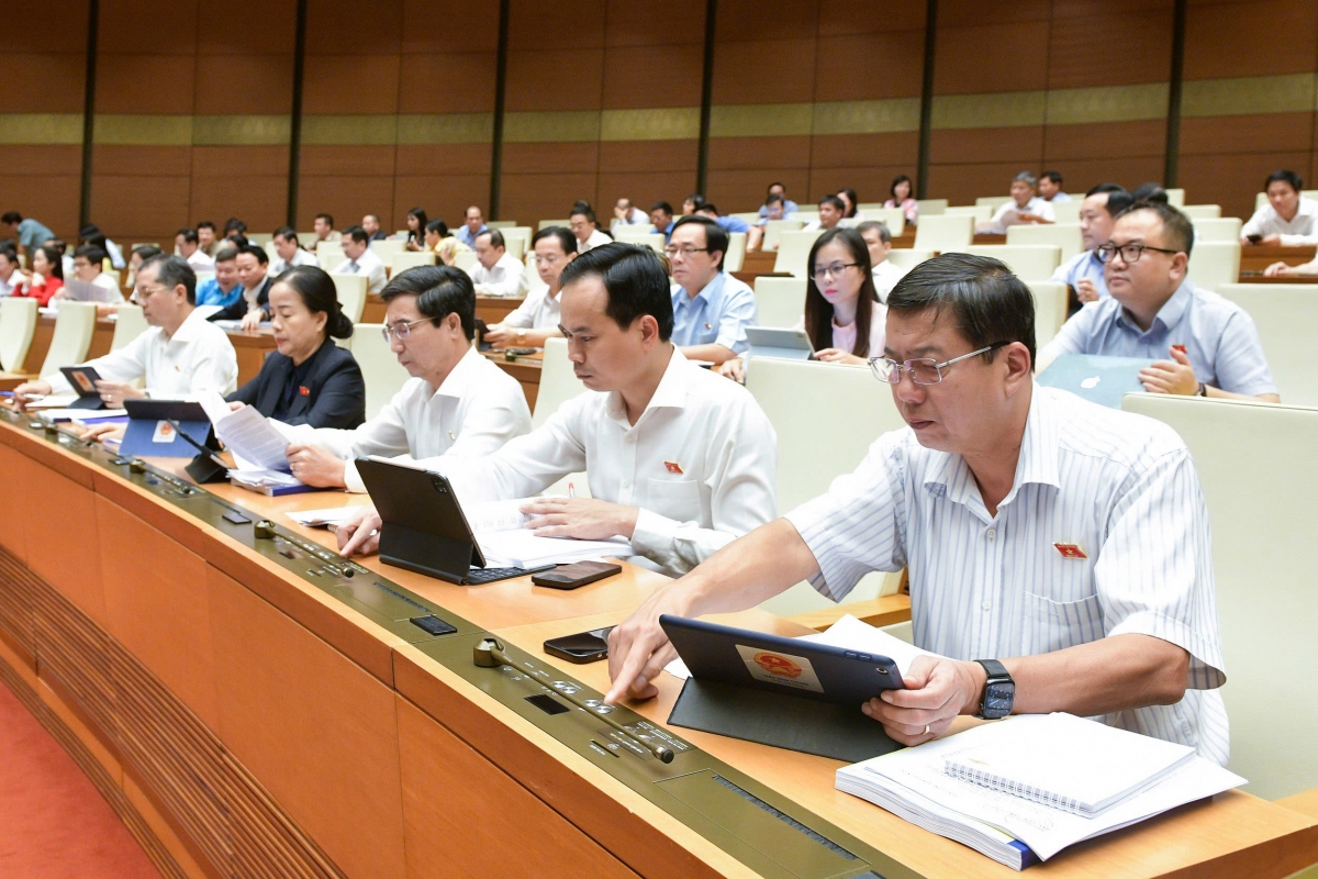Các đại biểu bấm nút biểu quyết thông qua nghị quyết