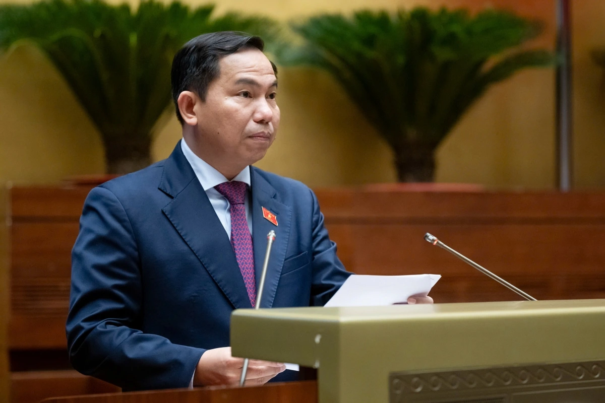 Chủ nhiệm Ủy ban Tài chính, Ngân sách Lê Quang Mạnh trình bày Báo cáo thẩm tra về dự thảo Nghị quyết