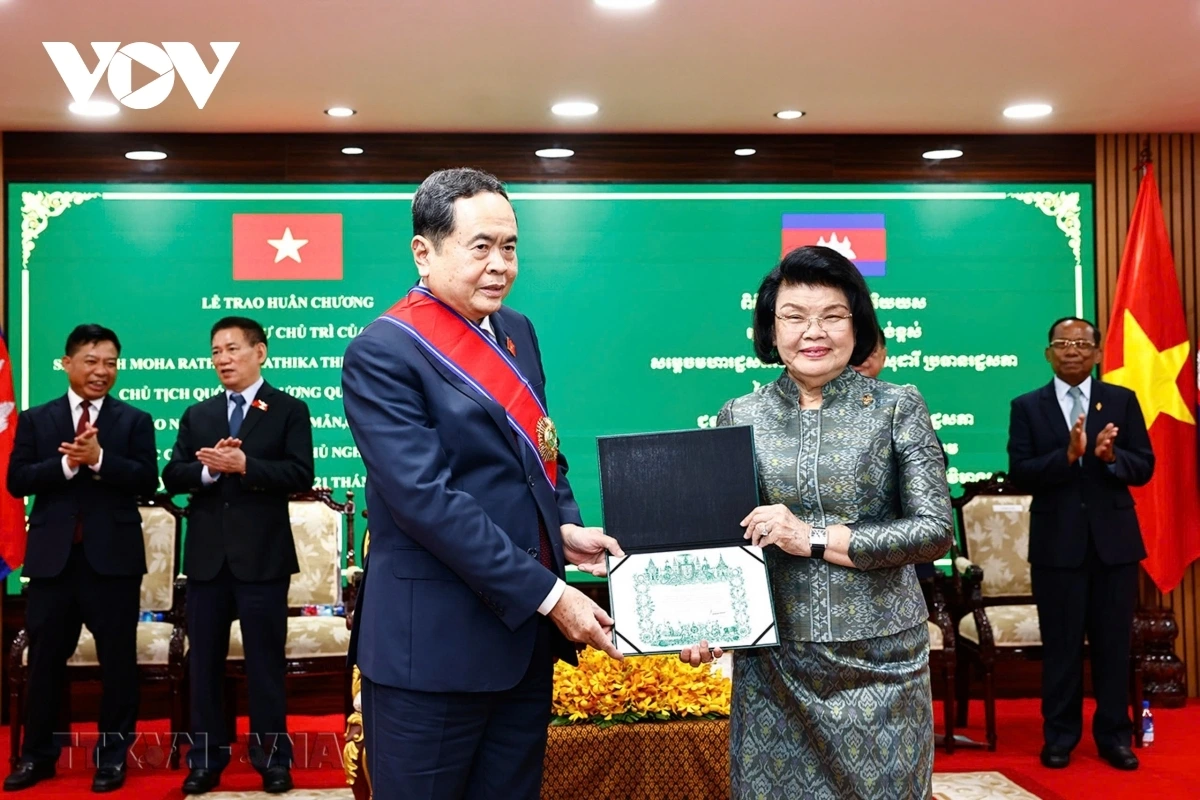 Trong khuôn khổ chuyến thăm chính thức Vương quốc Campuchia, chiều 21/11, tại trụ sở Quốc hội Campuchia ở thủ đô Phnom Penh, thay mặt Nhà nước Campuchia, Chủ tịch Quốc hội Samdech Khuon Sudary đã trao tặng <a href="Hu%C3%A2n%20ch%C6%B0%C6%A1ng%20C%C3%B4ng%20tr%E1%BA%A1ng%20h%E1%BA%A1ng%20%C4%90%E1%BA%A1i%20Th%E1%BA%ADp%20t%E1%BB%B1%20" target="_blank">Huân chương Công trạng hạng Đại Thập tự </a>của Nhà nước Campuchia cho Chủ tịch Quốc hội Trần Thanh Mẫn.