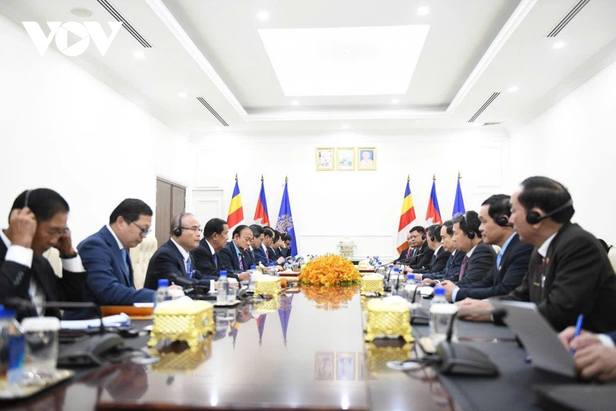 Chiều 22/11, tại Thủ đô Phnom Penh, trong khuôn khổ chuyến công tác tại Campuchia, Chủ tịch Quốc hội Trần Thanh Mẫn đã <a href="h%E1%BB%99i%20ki%E1%BA%BFn" target="_blank">hội kiến</a> Chủ tịch Đảng Nhân dân Campuchia (CPP), Chủ tịch Thượng viện Campuchia Samdech Techo Hun Sen. Tại buổi hội kiến, Chủ tịch Quốc hội chân thành cảm ơn tình cảm và sự đón tiếp nồng hậu, thắm tình hữu nghị của Chủ tịch Hun Sen cùng các nhà lãnh đạo và nhân dân Campuchia dành cho Đoàn; trân trọng gửi lời thăm hỏi và chúc sức khoẻ của Tổng Bí thư Tô Lâm, Chủ tịch nước Lương Cường, Thủ tướng Chính phủ Phạm Minh Chính tới Chủ tịch Hun Sen.