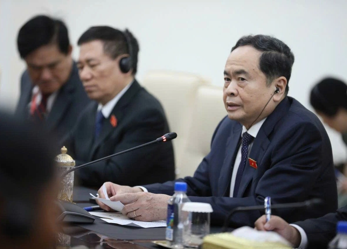 Nhân dịp này, Chủ tịch Quốc hội cảm ơn Chủ tịch Hun Sen và Chính phủ Campuchia đã luôn quan tâm giúp đỡ, tạo điều kiện thuận lợi cả về vật chất, tinh thần và cơ sở pháp lý cho người gốc Việt tại Campuchia sinh sống, làm ăn, học tập ổn định lâu dài ở Campuchia. Chủ tịch Quốc hội đề nghị hai bên tiếp tục đổi mới và đa dạng hóa các hình thức tuyên truyền để nhân dân, đặc biệt đối với thế hệ trẻ hai nước nhận thức đúng đắn về mối quan hệ truyền thống đoàn kết hữu nghị, hợp tác toàn diện Việt Nam - Campuchia. Về vấn đề sông Me Kong, Chủ tịch Quốc hội đề nghị Campuchia tăng cường hợp tác và phối hợp chặt chẽ giữa hai nước với các nước, các Tổ chức quốc tế và khu vực trong việc giữ gìn, bảo vệ và sử dụng có hiệu quả, bền vững nguồn nước sông Me Kong.