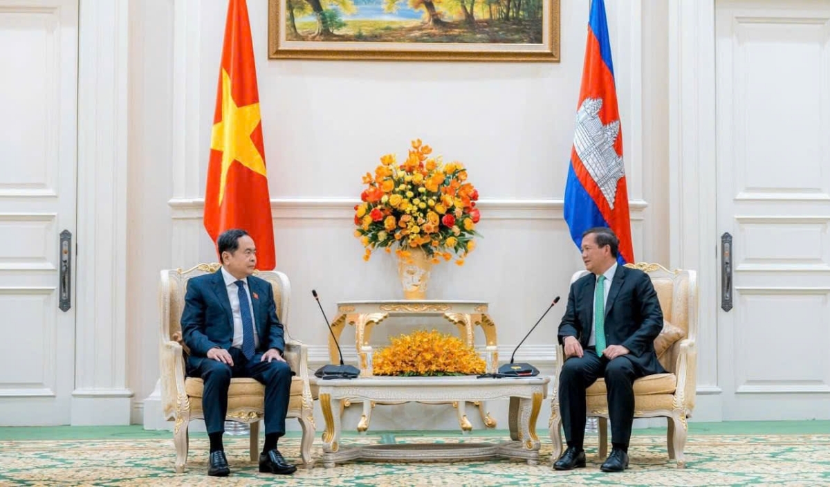 Tại cuộc gặp, Chủ tịch Quốc hội và Thủ tướng Samdech Hun Manet đã thông tin cho nhau về tình hình kinh tế - xã hội của mỗi nước. Hai bên vui mừng nhận thấy, quan hệ song phương giữa hai bên không ngừng được quan tâm, thúc đẩy, duy trì đà phát triển tốt trên nhiều lĩnh vực.