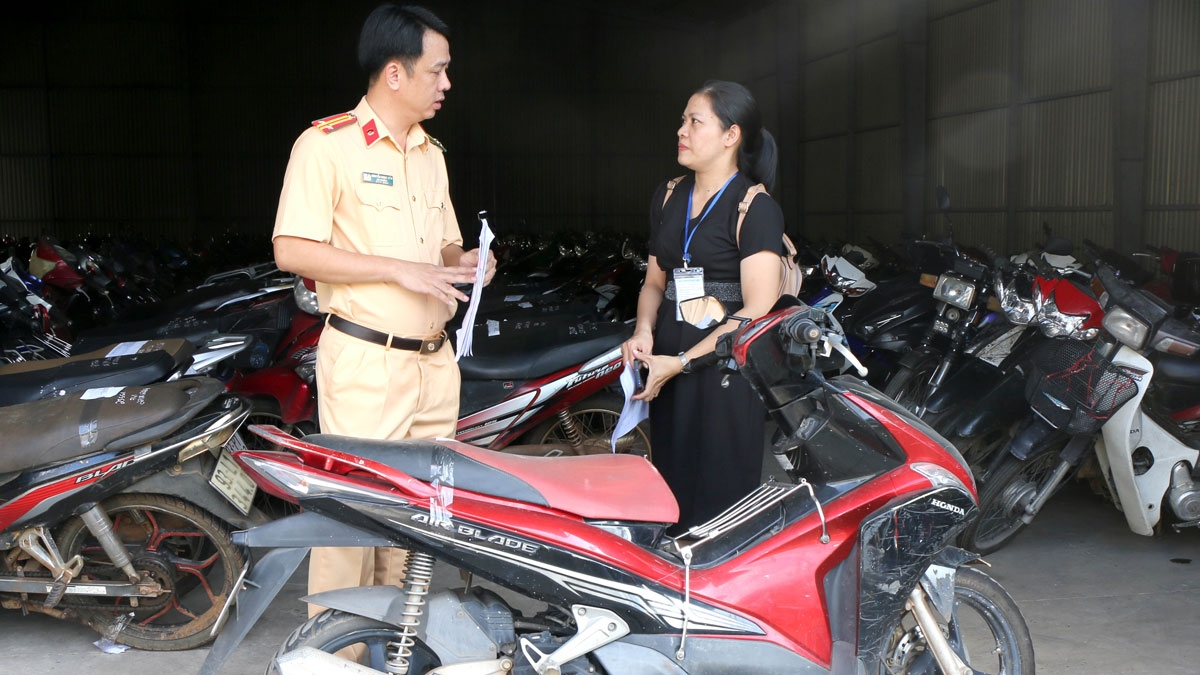 Bà Ngọc vui mừng nhận lại chiếc xe sau 7 năm bị mất trộm (ảnh: CA)
 