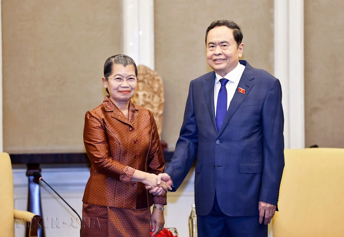 Trong khuôn khổ chuyến công tác tại Campuhia, sáng 23/11, tại thủ đô Phnom Penh, Chủ tịch Quốc hội Trần Thanh Mẫn đã tiếp <a href="C%E1%BB%91%20v%E1%BA%A5n%20t%E1%BB%91i%20cao%20c%E1%BB%A7a%20Qu%E1%BB%91c%20v%C6%B0%C6%A1ng%20Campuchia" target="_blank">Cố vấn tối cao của Quốc vương Campuchia</a>, Phó Chủ tịch Đảng Nhân dân Campuchia (CPP), Chủ tịch Nhóm Nghị sỹ hữu nghị Camphia - Việt Nam, Chủ tịch Hội hữu nghị Campuchia - Việt Nam Samdech Men Sam An.