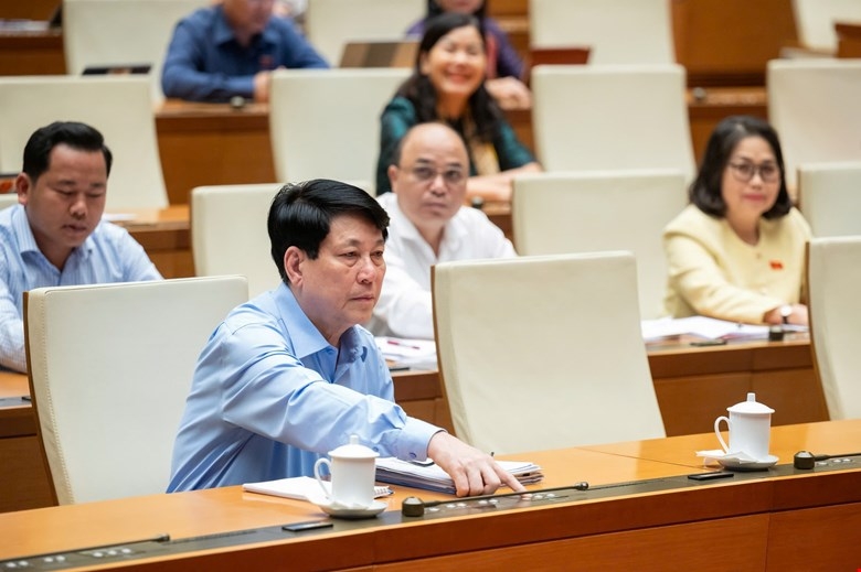 Đại biểu Quốc hội ấn nút biểu quyết thông qua dự thảo nghị quyết trong phiên làm việc chiều 23/11