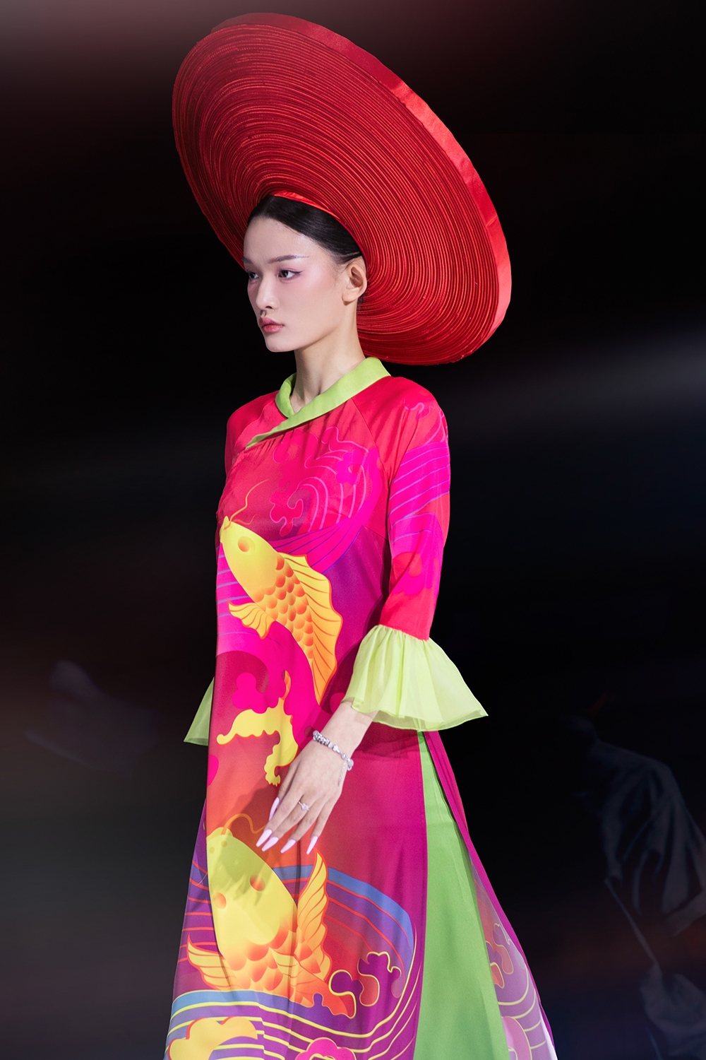 Bên cạnh vẻ đẹp duy mỹ của thời trang, vọng cổ cùng nét điệu đà của áo dài cưới, Thuỷ cũng không quên khai triển thế mạnh của mình, là những góc nhìn thú vị về màu sắc như trắng, đỏ, hồng… làm nên một tổng thể nổi bật, đối lập nhưng lại hài hoà một cách khó tả.