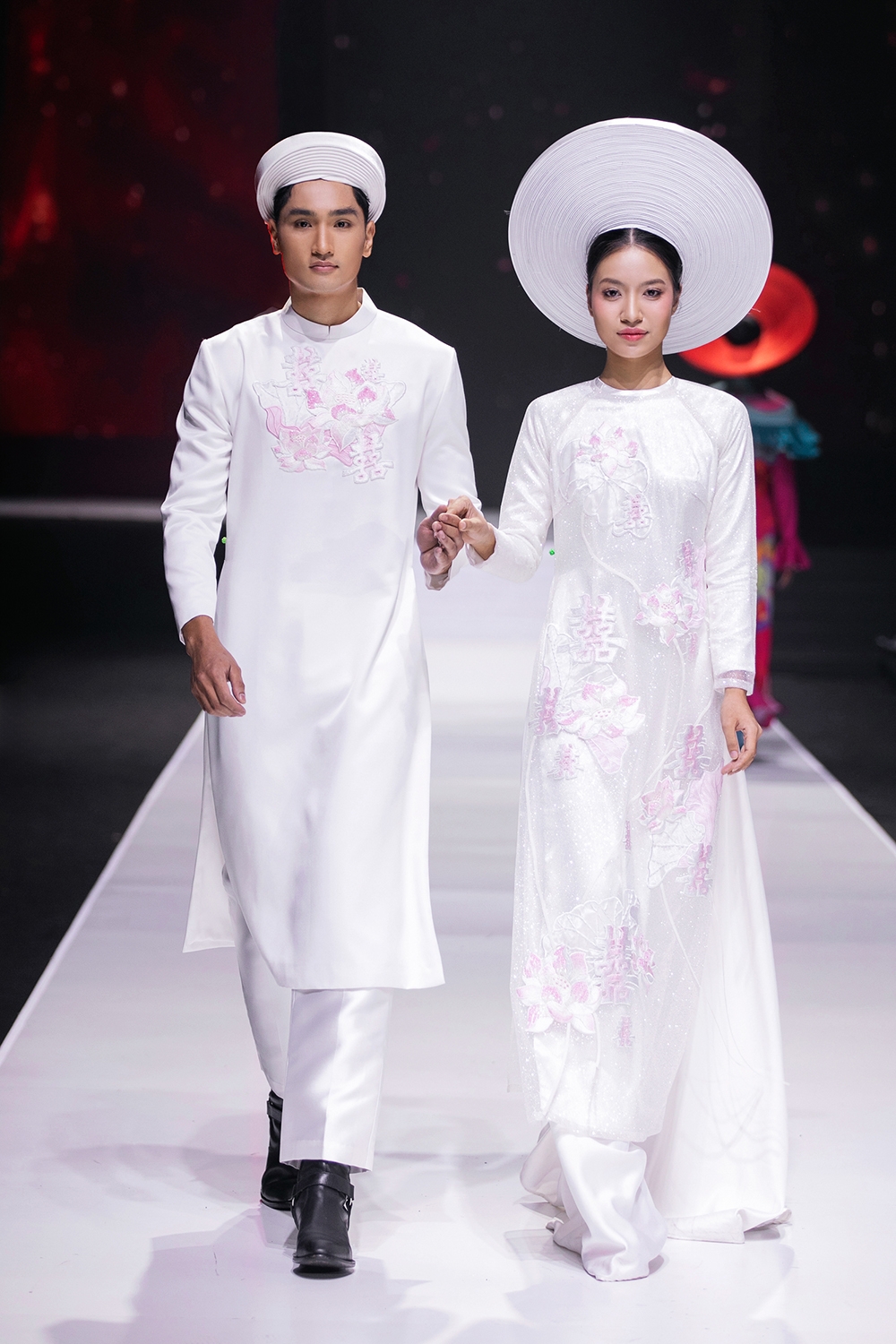 Những họa tiết chim muông, phượng hoàng, cùng với hình ảnh hoa đào, hoa mai, hoa sen - biểu tượng của sự tươi mới và vĩnh cửu, được đính kết hoàn toàn thủ công, tỉ mỉ, có lớp lang và bố cục, giúp cho thiết kế áo dài trở nên tinh tế, vừa truyền thống vừa hiện đại.