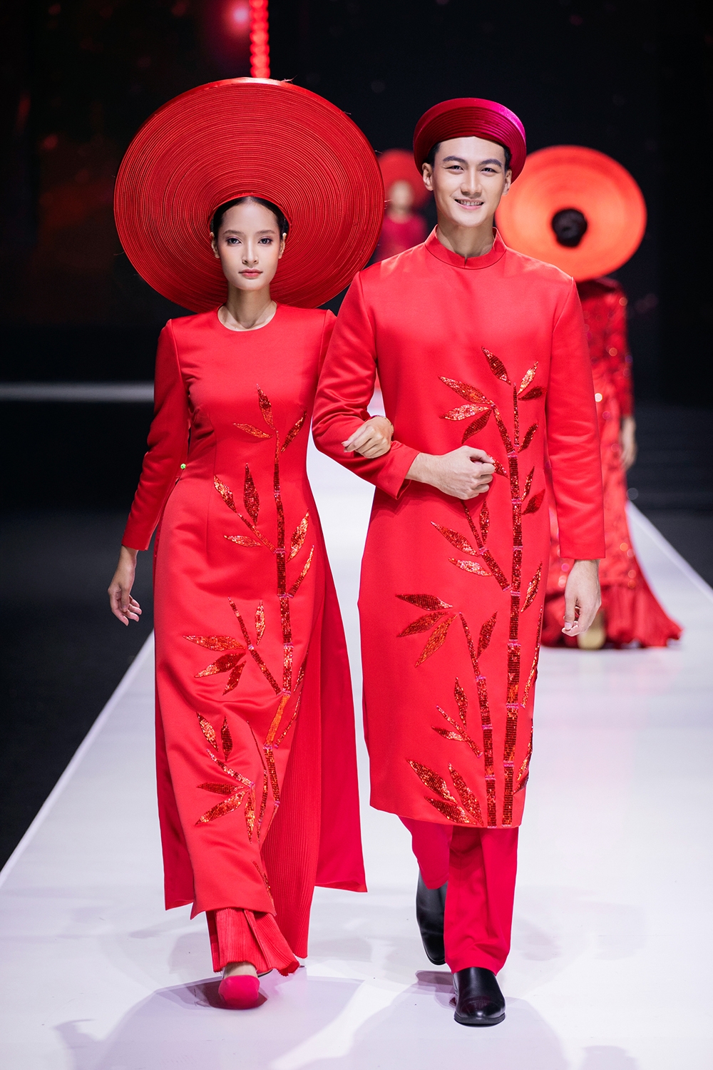 ​​Khi giai điệu “Dạ cổ hoài lang” cất lên, hòa cùng nhịp điệu ngọt ngào của đờn ca tài tử, khán phòng như được kéo về không gian Nam bộ, nơi cải lương khai sinh và trở thành tiếng nói tâm hồn của người Việt.