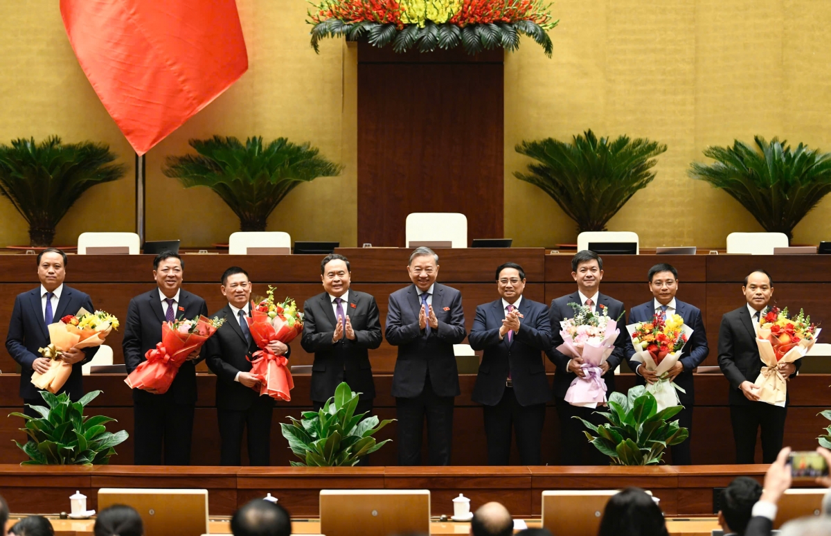 Lãnh đạo Đảng, Nhà nước tặng hoa chúc mừng các nhân sự vừa được Quốc hội bầu, phê chuẩn