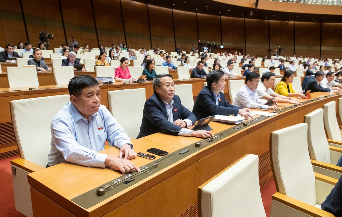 Chủ nhiệm Ủy ban Kinh tế Vũ Hồng Thanh trình bày báo cáo