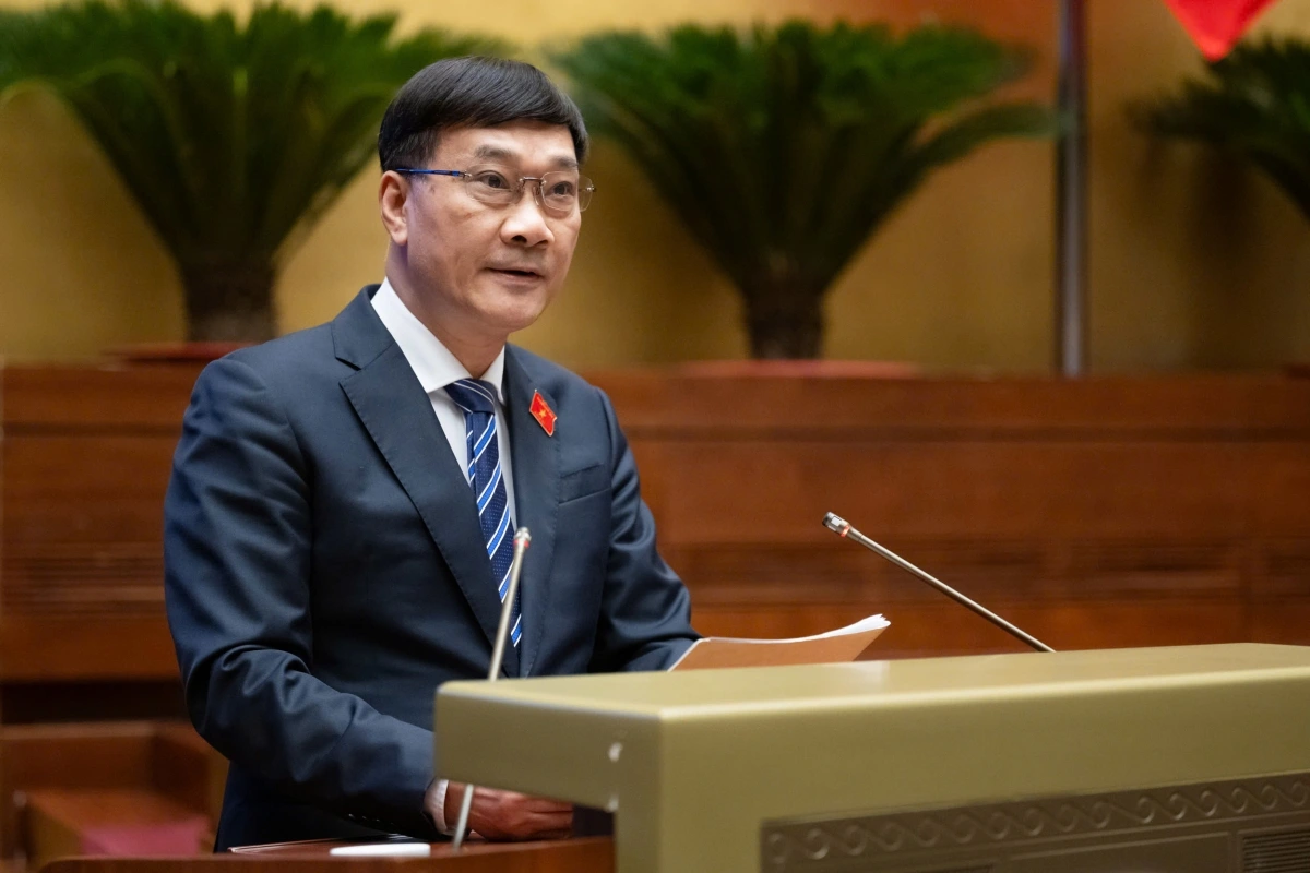 Chủ nhiệm Ủy ban Kinh tế Vũ Hồng Thanh trình bày báo cáo