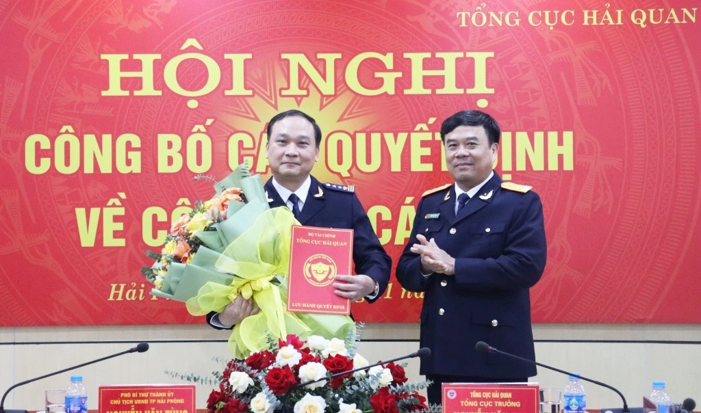 Tổng cục trưởng Tổng cục Hải quan Nguyễn Văn Thọ trao quyết định cho ông Trần Mạnh Cường, tân Cục trưởng Cục Hải quan Hải Phòng.