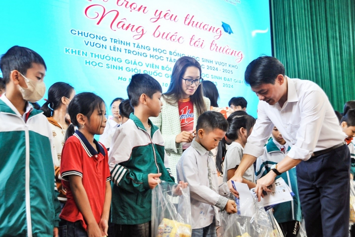 Bà Vũ Phương Thanh (Thanh Vũ) - Đại sứ thương hiệu Number 1 - Tập đoàn Tân Hiệp Phát cùng lãnh đạo tỉnh Hà Nam trao học bổng cho các em học sinh khó khăn.