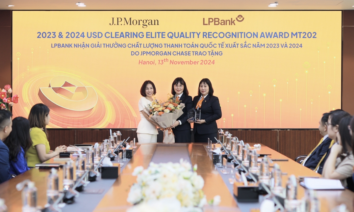 Giải thưởng “Chất lượng thanh toán quốc tế xuất sắc” từ JPMorgan Chase được trao tặng 3 năm liên tiếp cho LPBank